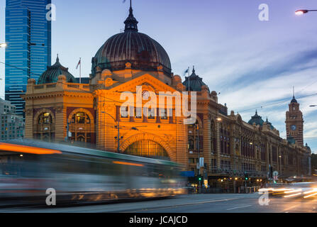 La gare de Flinders Street après la tombée de la nuit. Melbourne. Victoria, Australie. Banque D'Images