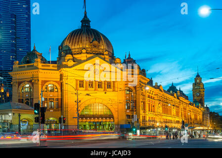 La gare de Flinders Street après la tombée de la nuit. Melbourne. Victoria, Australie. Banque D'Images