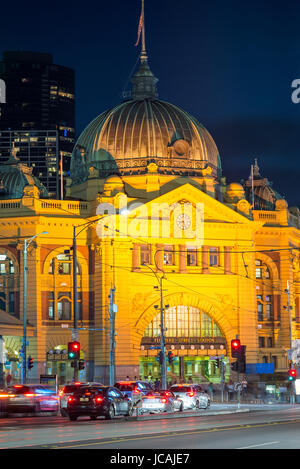 La gare de Flinders Street après la tombée de la nuit. Melbourne. Victoria, Australie. Banque D'Images