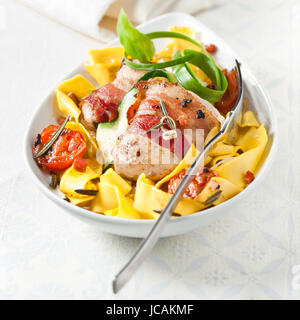 L'échelle traditionnelle pappardelle italien nouilles aux œufs au bacon, tomate, fines herbes et assaisonnements épicés servi dans un bol, high angle view Banque D'Images