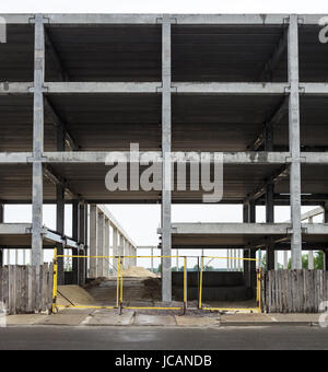 Cadre de béton gris inachevée du futur bâtiment dans le site de construction Banque D'Images