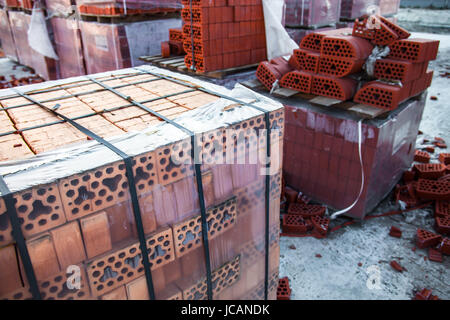 Des piles de briques de silicate sur des palettes en bois et dans le polyéthylène Banque D'Images