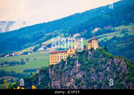 Saben Abbaye sur haute falaise près de Klausen, vue sur la région du Tyrol du sud de l'Italie Banque D'Images
