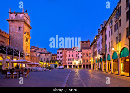 La ville de Mantoue Piazza delle Erbe soir vue, capitale européenne de la culture et de l'UNESCO World Heritage site, région Lombardie Italie Banque D'Images