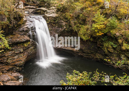 Crianlarich, Écosse, Royaume-Uni - Octobre 20, 2015 : Les Chutes de Falloch qui sont situés sur la rivière Falloch trois milles du village de Crianlarich Banque D'Images