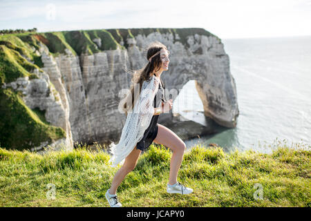 Style de vie portrait d'une jeune femme vêtue de style hippie de profiter de la nature sur la côte rocheuse avec très belle vue sur l'océan en France Banque D'Images