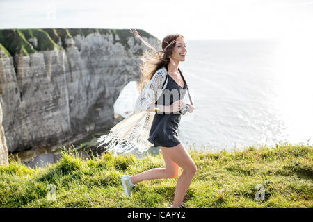 Style de vie portrait d'une jeune femme vêtue de style hippie de profiter de la nature sur la côte rocheuse avec très belle vue sur l'océan en France Banque D'Images