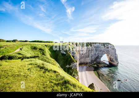 Vue paysage sur la célèbre côte rocheuse près de la ville d'Etretat en France pendant la journée ensoleillée Banque D'Images