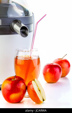 Presse-agrumes et jus de pomme préparation de jus de fruits frais sur fond blanc Banque D'Images