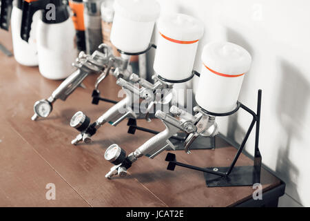 Pistolet de pulvérisation sur bois table. dans le service automobile. utilisé pour la peinture et les revêtements industriels Banque D'Images