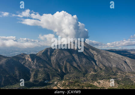 Les nuages au-dessus des montagnes de la Sierra de Bernia, à proximité de plage de Benidorm, Espagne Banque D'Images