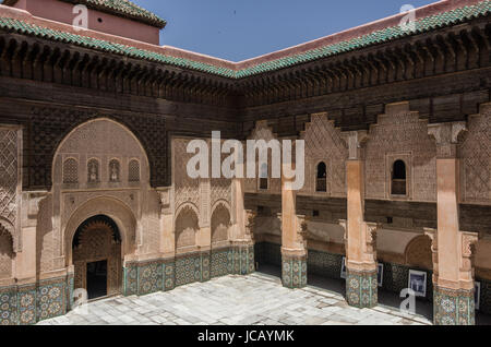 Sculpture de bois et de pierre. lInner d'cortyard de Medersa Ben Youssef, Marrakech,Maroc Banque D'Images