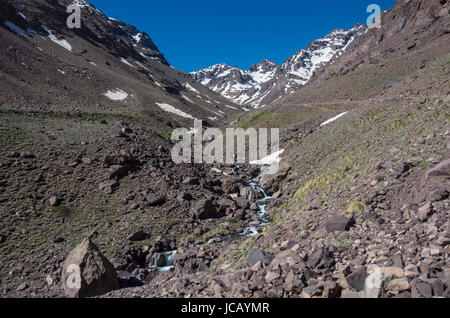 Parc national de Toubkal au printemps avec le mont, couvrir de neige et de glace, vallée près de refuge Toubkal, point de départ de randonnée vers le Jebel Toubkal, plus haut - pe Banque D'Images