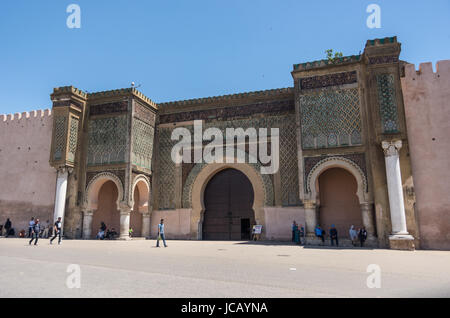 Meknes, Maroc - 8 mai 2017 : La porte de Bab El Mansour à Meknès Banque D'Images