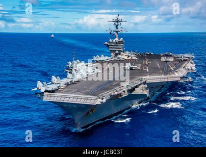 La Marine américaine de classe Nimitz porte-avions USS Carl Vinson escorté par la classe Ticonderoga croiseur lance-missiles USS Lake Champlain au cours de l'exploitation le 12 juin 2017 dans l'océan Pacifique. Banque D'Images