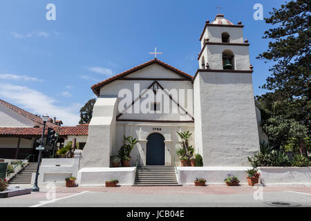 Ventura, Californie, USA - 11 juin 2017 : entrée principale de l'édifice historique Mission de Ventura en Californie du Sud. Banque D'Images