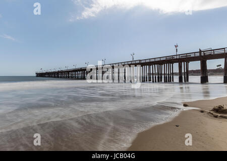 La plage et la jetée de Ventura avec le flou d'eau en Californie. Banque D'Images