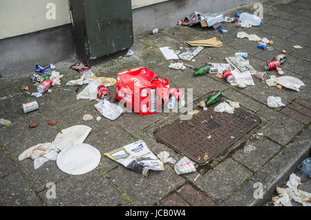 Litière éparpillés sur une rue résidentielle dans la région de Cardiff, Pays de Galles du Sud Banque D'Images