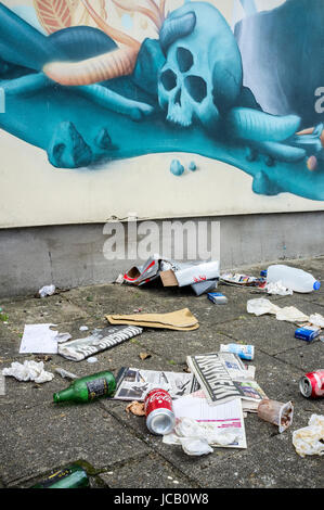 Litière éparpillés sur une rue résidentielle dans la région de Cardiff, Pays de Galles du Sud Banque D'Images