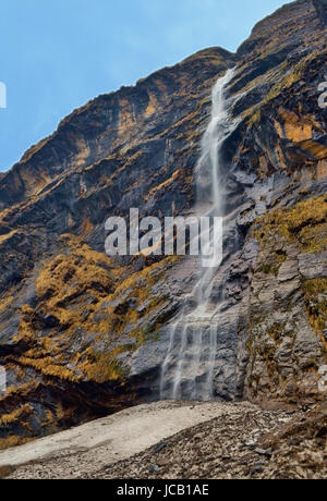 Cascade de montagne Paysage en Himalaya, de l'Annapurna Base Camp. Banque D'Images