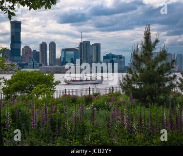 Voilier sur le fleuve Hudson en face de Jersey City sous un ciel couvert DayBo Banque D'Images