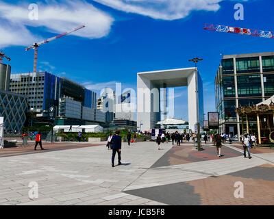 La Défense, le midi en semaine, les travailleurs à la recherche de lieux pour le déjeuner sur un brillant, Juin 24. Paris, France métropolitaine. Banque D'Images