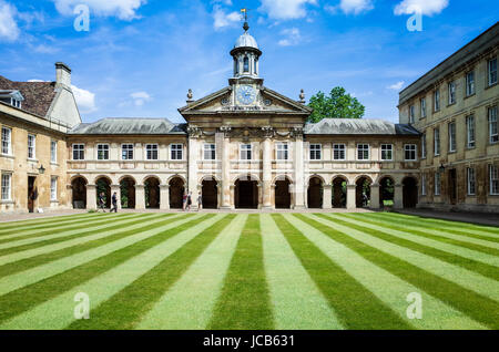 Emmanuel College Cambridge - The Clocktower and Front court at Emmanuel College, Cambridge University. Fondée 1584. Architecte: Sir Christopher Wren. Banque D'Images