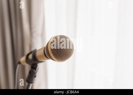 Fermer l'accent sur l'or classique microphone câblé sur le stand avec la lumière vive à partir de la fenêtre. Banque D'Images