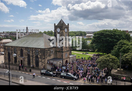 En deuil recueillir à l'enterrement du couple Liam Curry et Chloe Rutherford, qui ont été tués dans l'attentat à Manchester Arena, Hilda's Church à South Shields. Banque D'Images