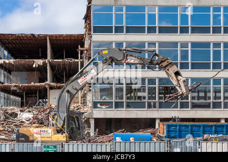 Pelle de démolition en cours pendant la démolition de bâtiments de bureaux À FERMOIR, à Notinghamshire, Angleterre, Royaume-Uni Banque D'Images