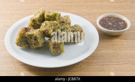 Les aliments traditionnels chinois, Chinois frits ou cuits à la Crêpe frits Dumpling fait de l'ail chinois, farine de riz et la farine de tapioca servi avec Sa Soja épicé Banque D'Images