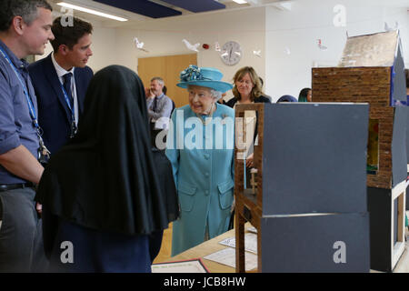 La reine Elizabeth II dans une salle de classe de l'école primaire de Mayflower, lors d'une visite à Poplar à Tower Hamlets dans l'Est de Londres, dans le cadre de commémorations à l'occasion du centenaire de l'attentat de la rue du Nord l'école pendant la Première Guerre mondiale. Banque D'Images