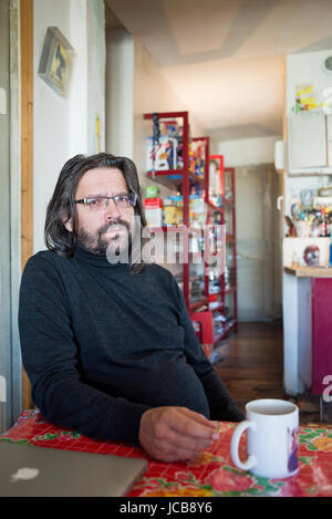 Portrait de Christian Ingrao (historien) à sa place 20/10/2016 Â©Hannah ASSOULINE/Opale Banque D'Images