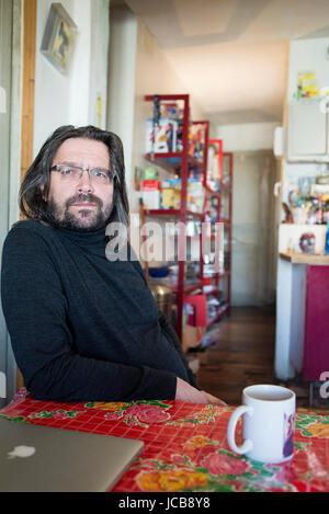 Portrait de Christian Ingrao (historien) à sa place 20/10/2016 Â©Hannah ASSOULINE/Opale Banque D'Images