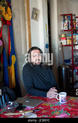 Portrait de Christian Ingrao (historien) à sa place 20/10/2016 Â©Hannah ASSOULINE/Opale Banque D'Images