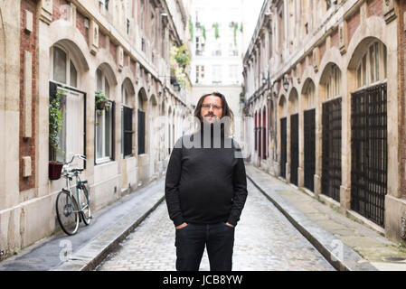 Portrait de Christian Ingrao (historien) à sa place 20/10/2016 Â©Hannah ASSOULINE/Opale Banque D'Images