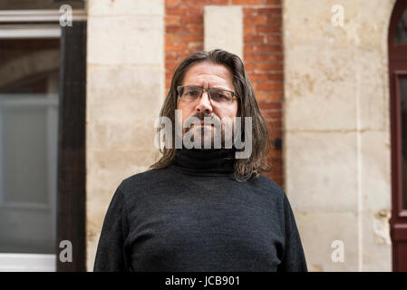 Portrait de Christian Ingrao (historien) à sa place 20/10/2016 Â©Hannah ASSOULINE/Opale Banque D'Images