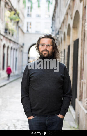 Portrait de Christian Ingrao (historien) à sa place 20/10/2016 Â©Hannah ASSOULINE/Opale Banque D'Images