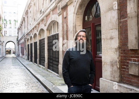 Portrait de Christian Ingrao (historien) à sa place 20/10/2016 Â©Hannah ASSOULINE/Opale Banque D'Images