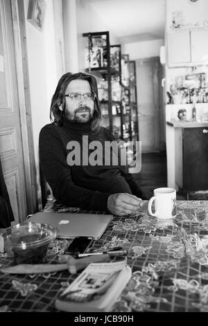 Portrait de Christian Ingrao (historien) à sa place 20/10/2016 Â©Hannah ASSOULINE/Opale Banque D'Images