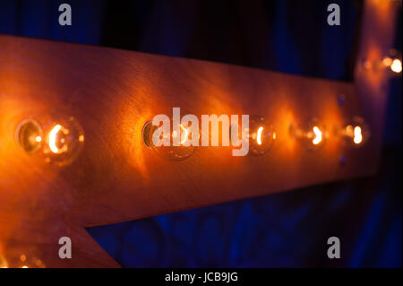 Ampoules de lumière sur un fond de bois comme un élément de décor. Banque D'Images
