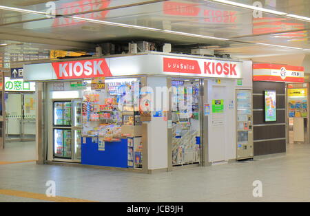 Kiosque à la gare de JR Yokohama à Yokohama au Japon. Banque D'Images