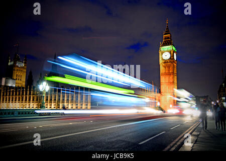 Soir vue sur le Palais de Westminster, qui est le lieu de réunion de la Chambre des communes et de la Chambre des Lords et les deux maisons de la Parliam Banque D'Images