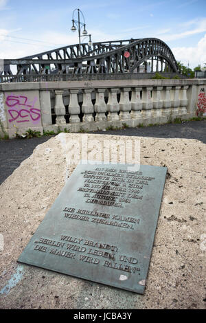 Berlin. L'Allemagne. Plaque commémorative sur la Bornholmer Straße à Bösebrücke où le premier passage de la frontière est-allemande a ouvert ses barrières douanières sur le Banque D'Images