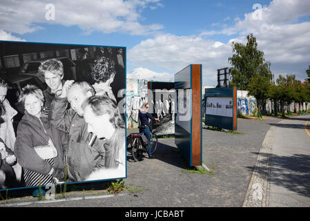 Berlin. L'Allemagne. Exposition sur la Bornholmer Straße à Bösebrücke marquant les événements du 9 novembre 1989. Bornholmer Straße a été le premier allemand de l'Est Banque D'Images