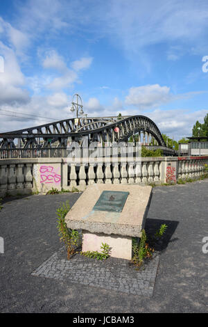 Berlin. L'Allemagne. Plaque commémorative sur la Bornholmer Straße à Bösebrücke où le premier passage de la frontière est-allemande a ouvert ses barrières douanières sur le Banque D'Images