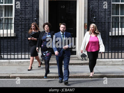 Colum Eastwood et d'autres membres de la social-démocratie et le Parti du Travail (SDLP) après des négociations au 10 Downing Street, Londres, comme les négociations se poursuivent entre Theresa May's conservateurs et le Parti unioniste démocratique (DUP) sur une entente en vertu de laquelle les Irlandais du Nord partie pourrait soutenir un gouvernement conservateur minoritaire. Banque D'Images