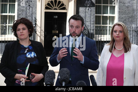 Colum Eastwood et d'autres membres de la social-démocratie et le Parti du Travail (SDLP) après des négociations au 10 Downing Street, Londres, comme les négociations se poursuivent entre Theresa May's conservateurs et le Parti unioniste démocratique (DUP) sur une entente en vertu de laquelle les Irlandais du Nord partie pourrait soutenir un gouvernement conservateur minoritaire. Banque D'Images