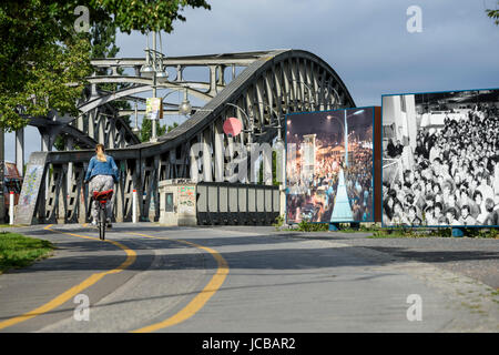 Berlin. L'Allemagne. Exposition sur la Bornholmer Straße à Bösebrücke marquant les événements du 9 novembre 1989. Bornholmer Straße a été le premier allemand de l'Est Banque D'Images