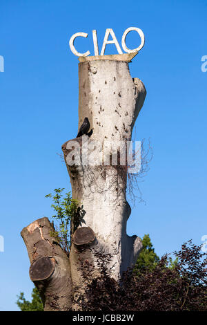 L'Allemagne, la Ruhr, Hattingen, sciées arbre avec le mot Ciao en haut dans le parc de château à douves Haus Kemnade, dans l'arrondissement Blankenstein. Banque D'Images